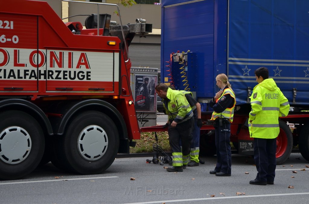 LKW verliert Auflieger Koeln Boltensternstr Pasteurstr P2023.JPG